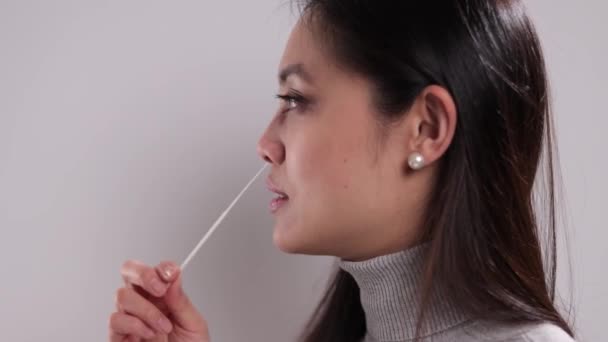 Junge Frau führt einen Covid-19-Antigen-Selbsttest durch — Stockvideo