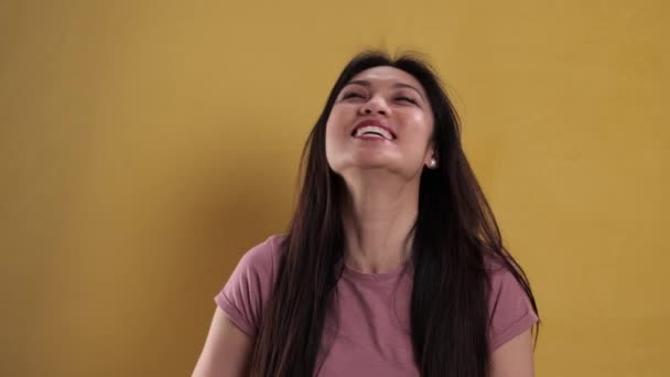 Menina bonita parece ser feliz — Vídeo de Stock