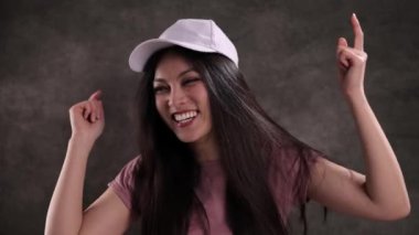 Genç ve mutlu bir kadın dans ediyor