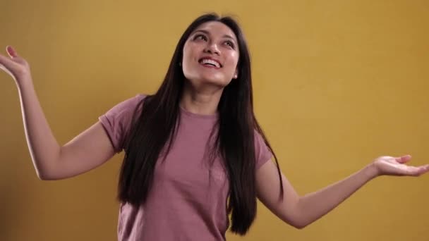 Ung kvinna full av energi lurar runt — Stockvideo