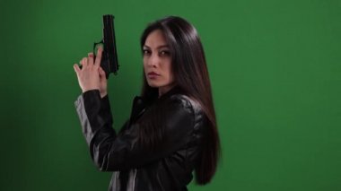 Elinde silah olan bir kadın ajan.