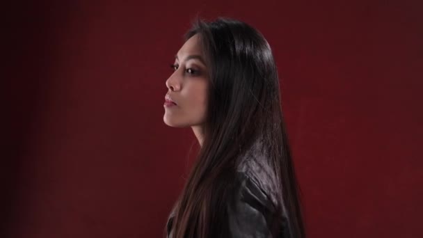 Junge Frau mit hübschem Gesicht posiert für die Kamera — Stockvideo