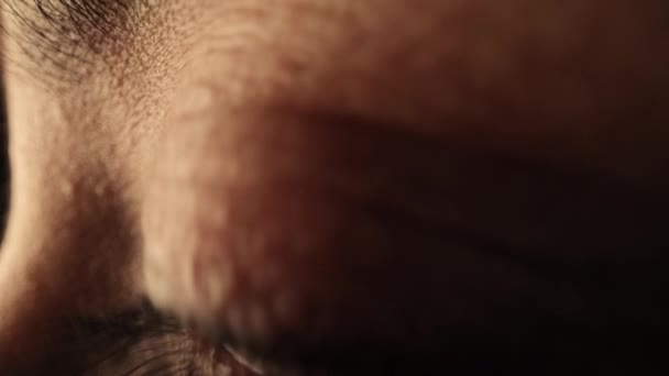 De ogen van een vrouw - extreem close-up schot — Stockvideo