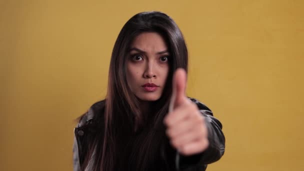 Young pretty woman makes thumb-up gesture — Stock Video