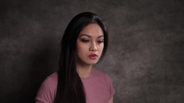 Pěkný asijské dívka v close-up — Stock video