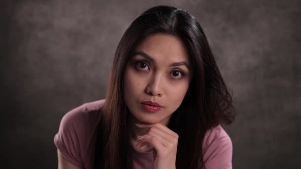 Portré egy fiatal ázsiai nőről — Stock videók