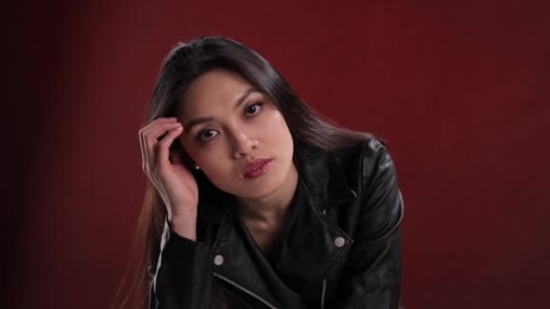 Портрет молодой азиатки — стоковое видео