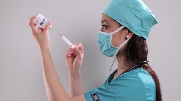 Female doctor prepares a syringe — Stock Video