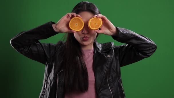 年轻女人在一片橙子周围鬼混 — 图库视频影像