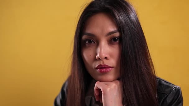 Porträtt av en ung kvinna med ett vackert ansikte — Stockvideo