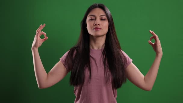 Mladá uvolněná žena medituje - zblízka — Stock video