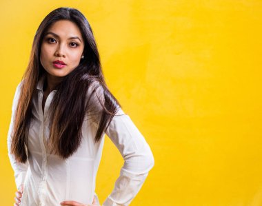 Stüdyoda kendine güvenen genç bir kadın.