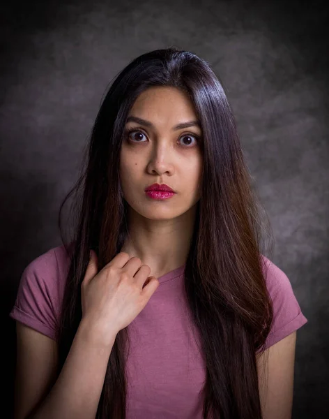 漂亮的亚洲女人-灰色背景的肖像画 — 图库照片