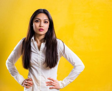 Stüdyoda kendine güvenen genç bir kadın.