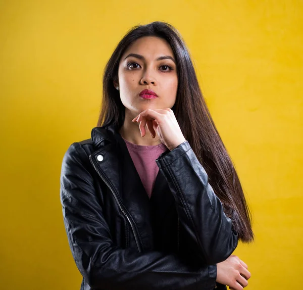 Retrato de uma jovem mulher auto-confiante contra fundo amarelo — Fotografia de Stock