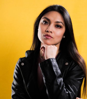 Stüdyoda sarı arka planda mutlu genç bir kadın