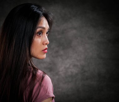 Profilde genç ve güzel bir kadın. Portre fotoğrafı.