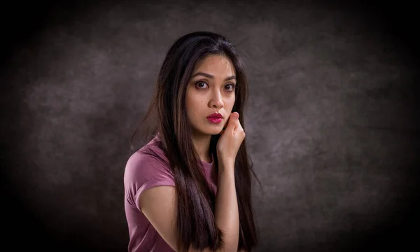 Söt asiatisk kvinna - porträtt fotograferat mot grå bakgrund — Stockfoto