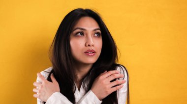 20 'li yaşlarının ortasında genç bir kadın kameraya poz veriyor.