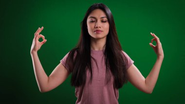 Genç bir kadın tarafsız bir geçmişten meditasyon yapıyor.