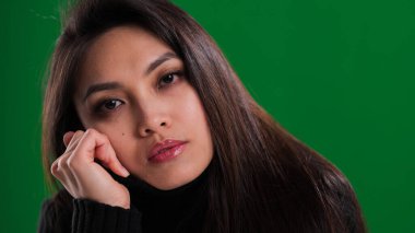 Asyalı görünümlü güzel bir genç kadının yakın çekimi.