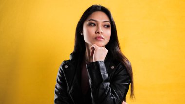 Tarafsız bir arkaplanda genç ve güzel bir kadının portresi