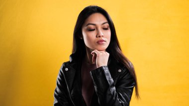 Tarafsız bir arkaplanda genç ve güzel bir kadının portresi