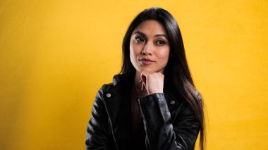 Tarafsız bir geçmişe sahip kendine güvenen genç bir kadın.