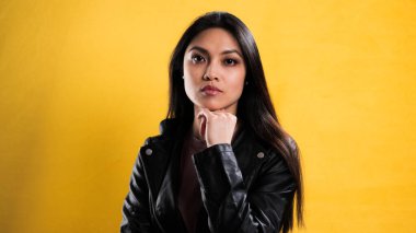 Tarafsız bir arkaplanda genç ve güzel bir kadının portresi