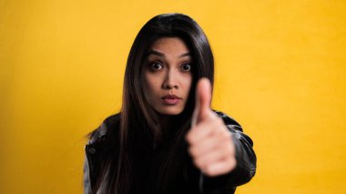 Kendine güveni tam genç bir kadın.