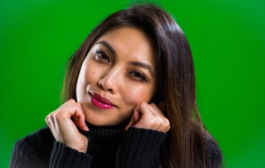 Stüdyoda genç ve mutlu bir kadın var.