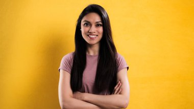 Kendine güveni tam genç bir kadın.