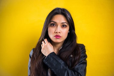 Genç ve güzel bir kadın. Stüdyoda yakın çekim.