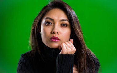 Yakın planda genç bir Asyalı kadının portresi.