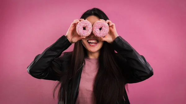 Красотка дурачится с пончиками — стоковое фото