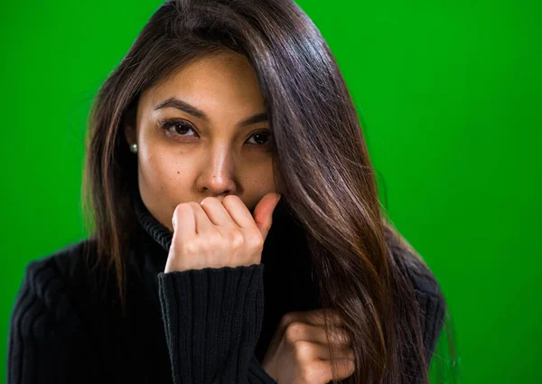 Joven mujer bonita posando para la cámara en un estudio — Foto de Stock