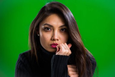 Yakın planda genç bir Asyalı kadının portresi.