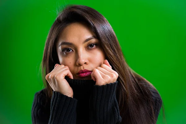 Jovem mulher bonita posando para a câmera em um estúdio — Fotografia de Stock