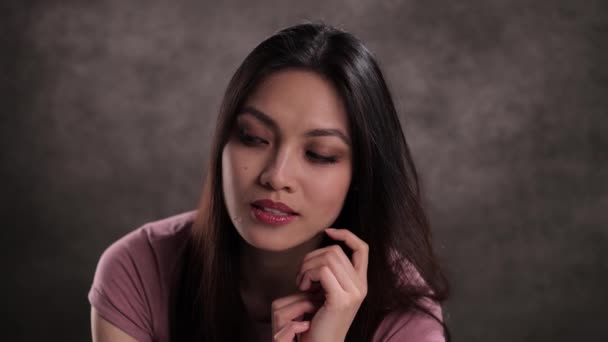 Jonge vrouw met een mooi gezicht poses voor de camera — Stockvideo