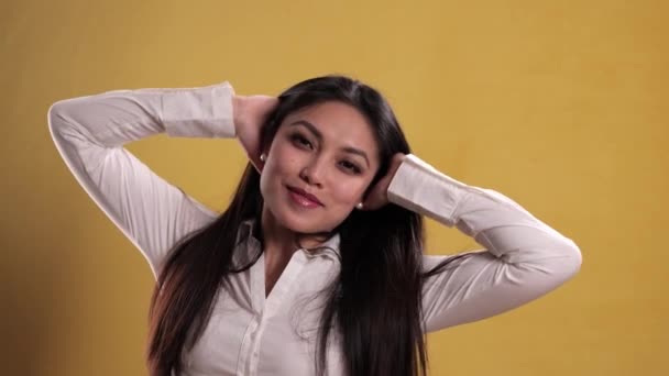 Junge hübsche Frau posiert für die Kamera — Stockvideo