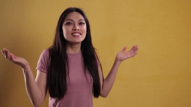 Młoda kobieta pełna energii zabawia się — Wideo stockowe
