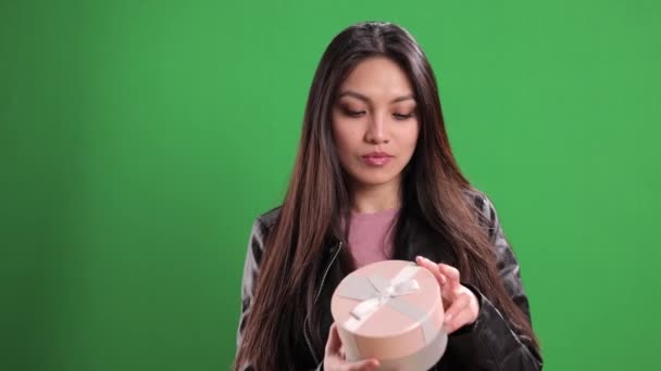 Jovem mulher é muito surpreso e feliz com seu presente — Vídeo de Stock