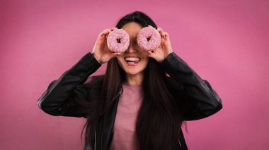 Güzel kız donutlarla geziyor.
