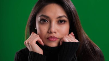 Çok güzel bir yüzü olan bir kız.