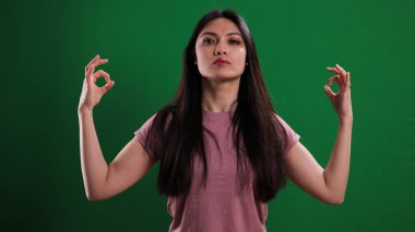 Genç bir kadın tarafsız bir geçmişten meditasyon yapıyor.