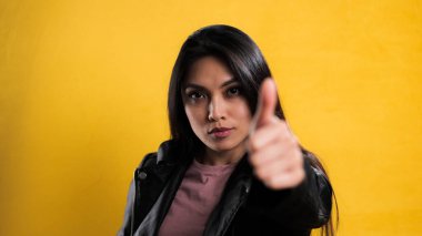 Kendine güveni tam genç bir kadın.