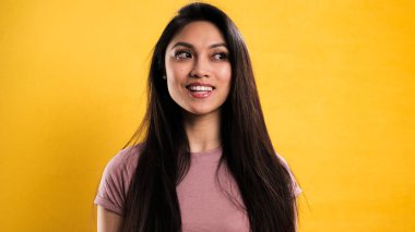 Kendine güvenen mutlu bir kadını kapat.