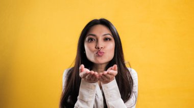 Güzel kız kameraya öpücük yolluyor.