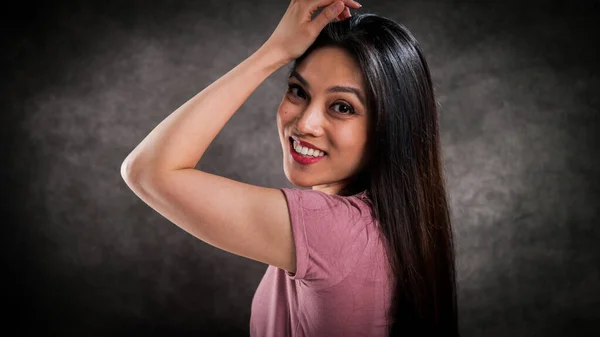 Jovem feliz olha para a câmera — Fotografia de Stock