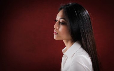 Kameraya poz veren genç Asyalı kadın.